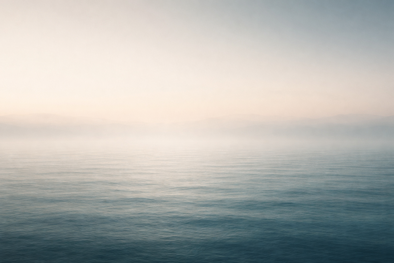 Horizon de mer calme évoquant le départ du voyage